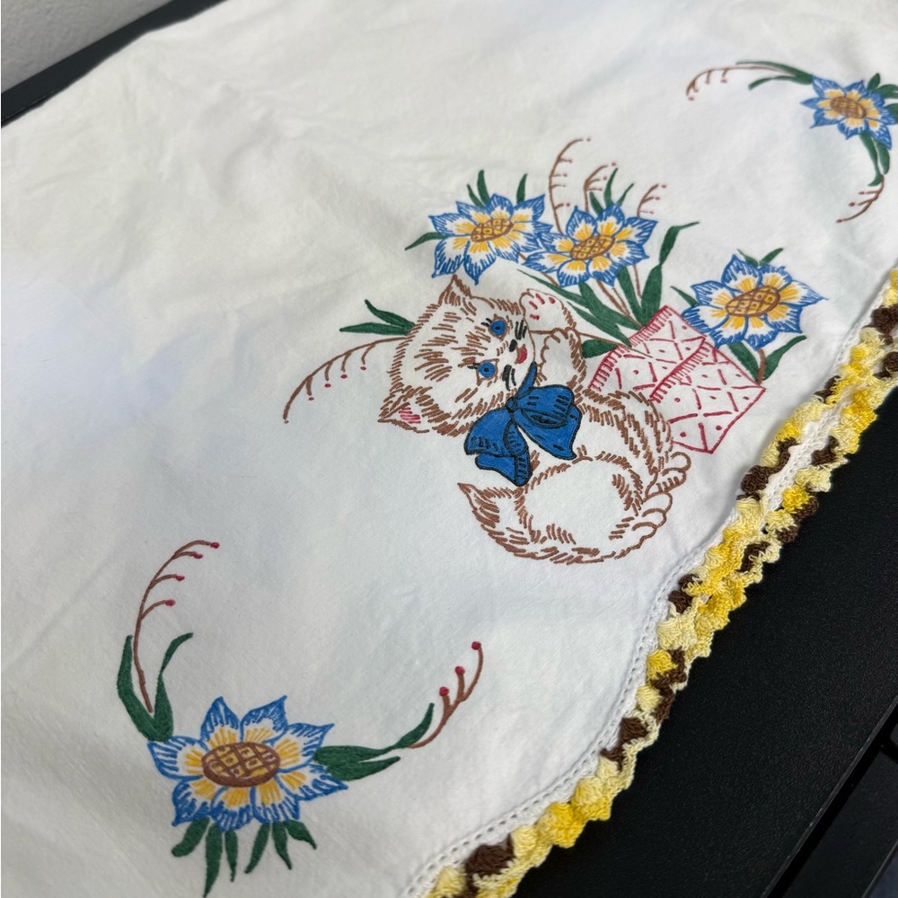 Pillow Cases (2) Embroidered Kitten Floral Linen Crochet Vintage - Picture 3 of 5
